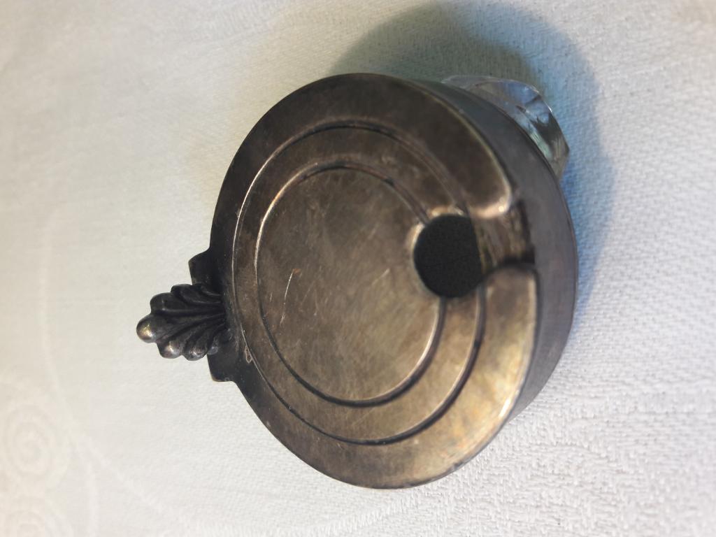 Крышка  от солонки серебрение  Европа. 4см.