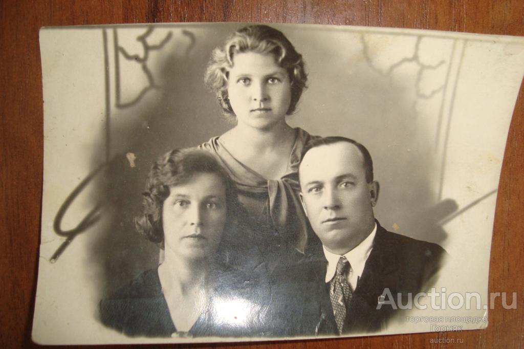 Фото. 8,5 х 12 см. 1936 год. Две женщины, мужчина. Одежда, прически.
