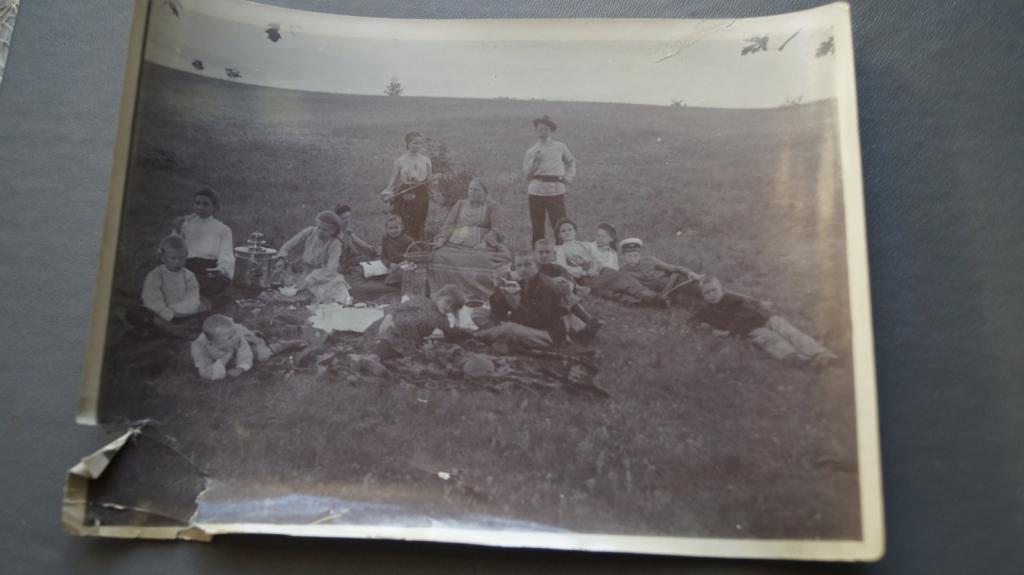 Фото до 1917 Групповое фото пикник с самоваром женщины дети