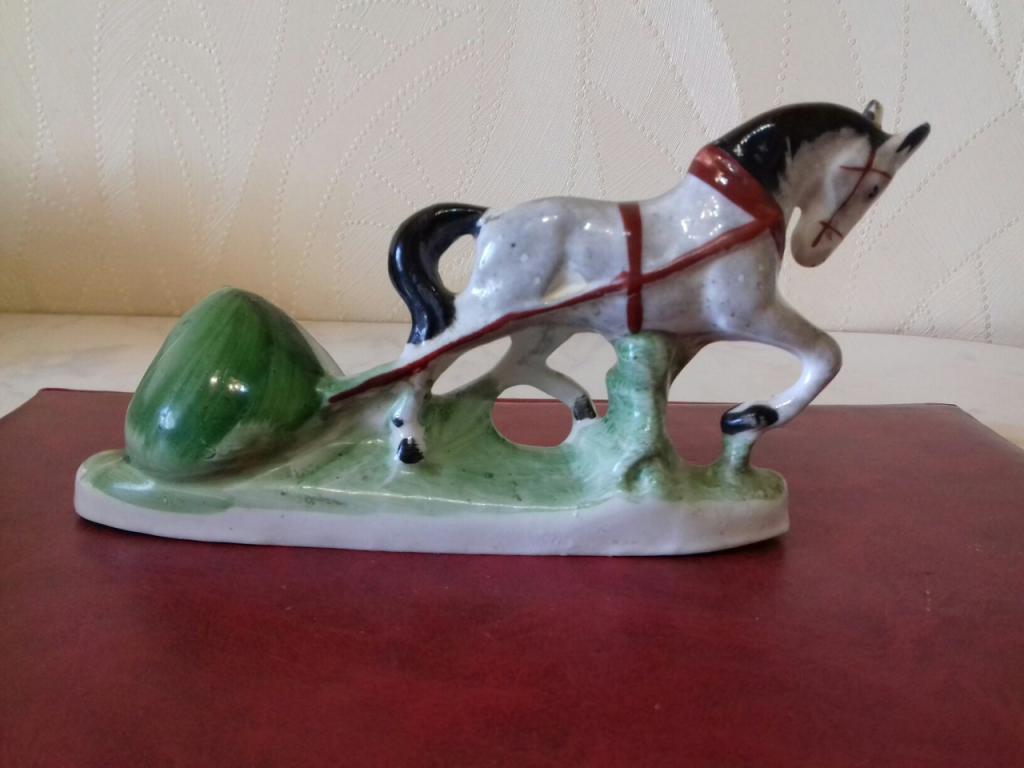 Авито фигурки. Фарфоровая лошадка. Советская фарфоровая статуэтка лошадка с копной сена. Советская статуэтка лошадь. Статуэтка лошадь фарфор.