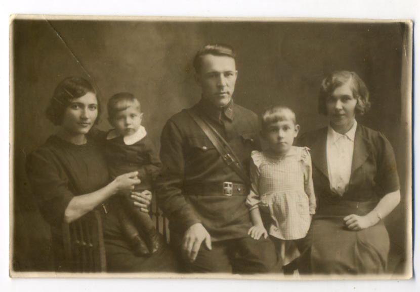 Офицер с семьей Ярославль 1942 год 8,5 х 13,5 см