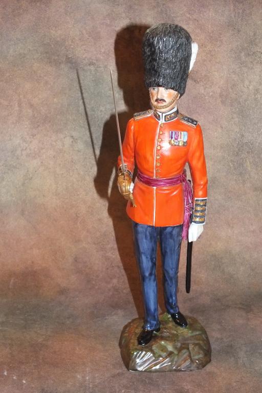 Статуэтка. Фарфор. Гусар. Солдат Grenadier Guards Captain. Dresden. Германия. *