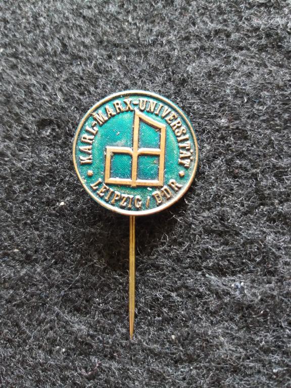 Знак "Университет Карла Маркса. Лейпциг / ГДР"