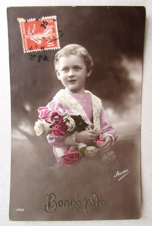 Мальчик в розовой кружевной сорочке с букетом роз Франция