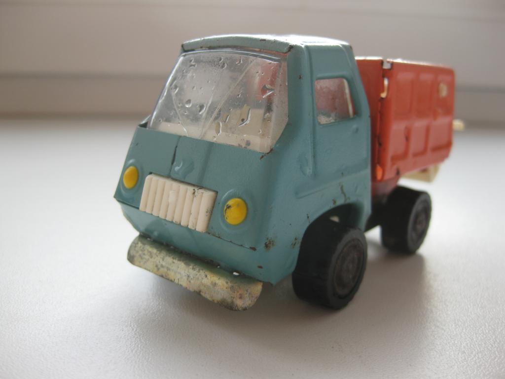 Игрушка,модель Мусоровоз. Сделано в СССР.