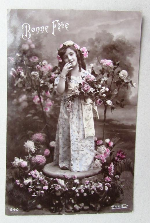 Девочка в длинном платье среди цветов Франция Штемпель 1908