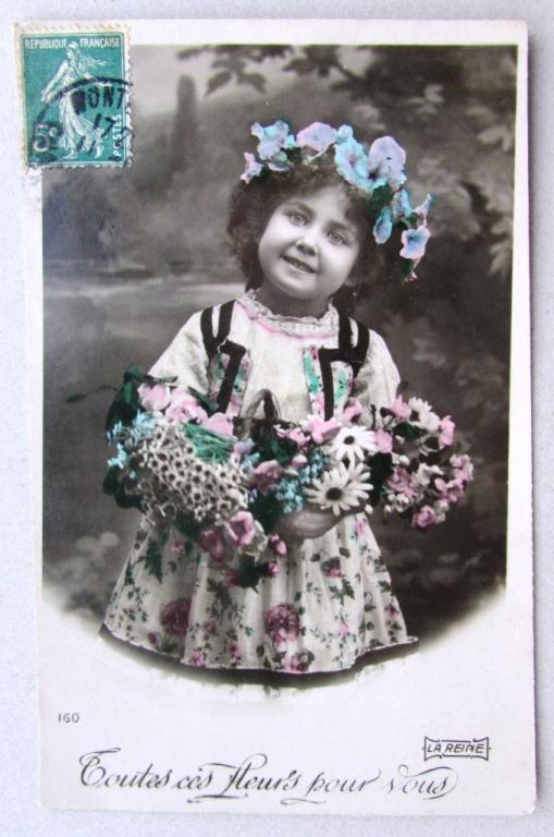 Девочка в цветочном венке с большим букетом Франция Штемпель 1910