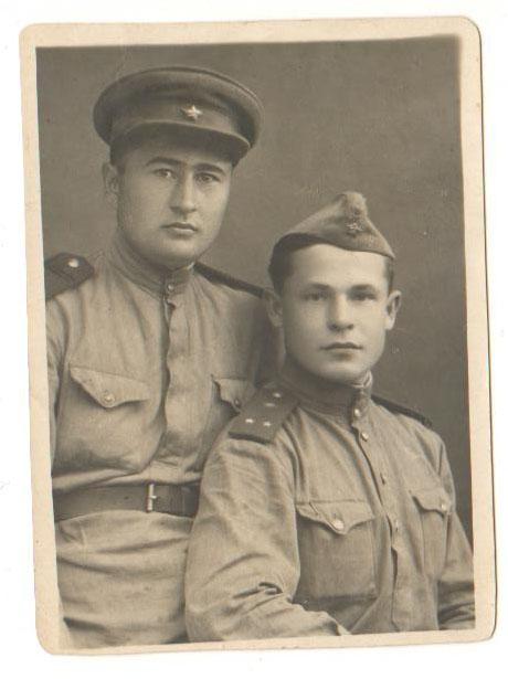 Фотография двух военнослужащих времен Великой Отечественной войны.
