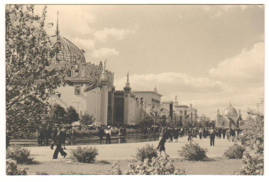 Всесоюзная сельскохозяйственная выставка. Центральная аллея.