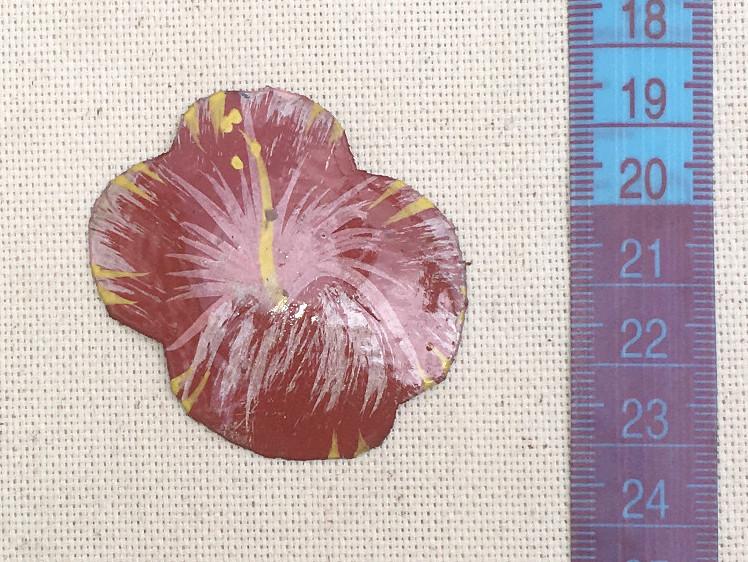 Цветочек, металлический магнит на холодильник размером 5 х 5 см