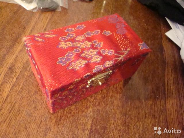 Красивая деревянная шкатулка -сундучок, обтянута шелком