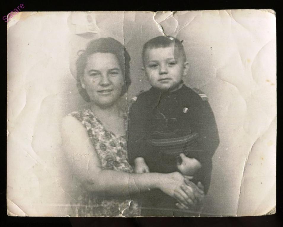 Мама и сыночек в форме сержанта - фото_1950-е
