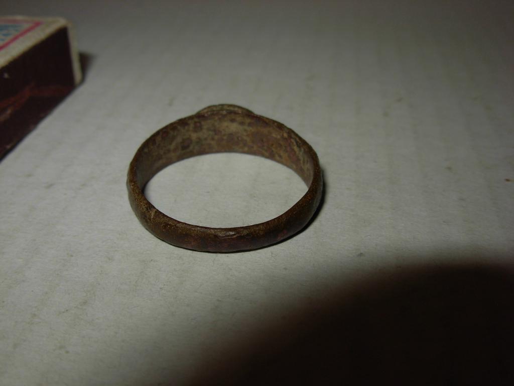 Бронзовое кольцо история обычной семьи 27. Старинное медное кольцо. Бронзовые кольца старинные. Старые кольца из латуни. Медные обручальные кольца старинные.