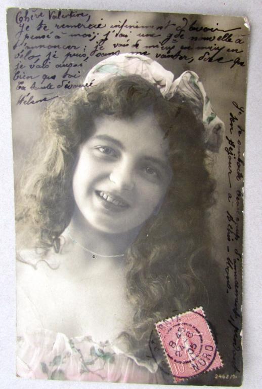 Девочка с длинными волосами и бантом Штемпель 1905