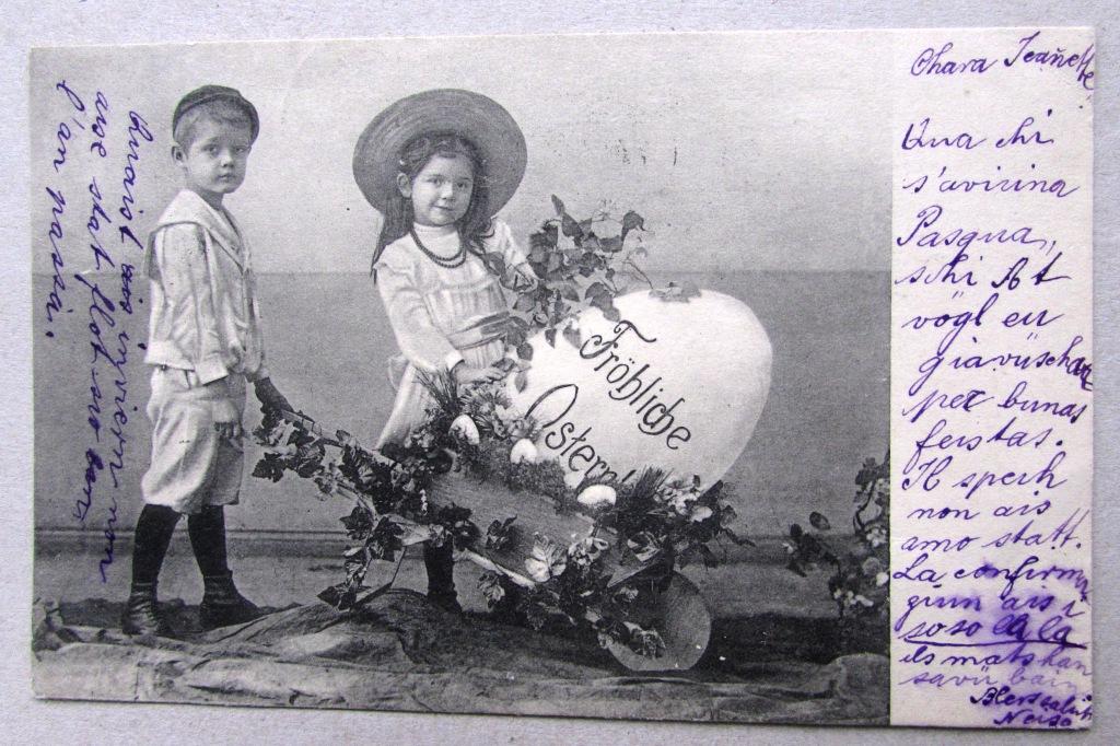 Девочка и мальчик везут большое пасхальное яйцо 2 Штемпель 1904