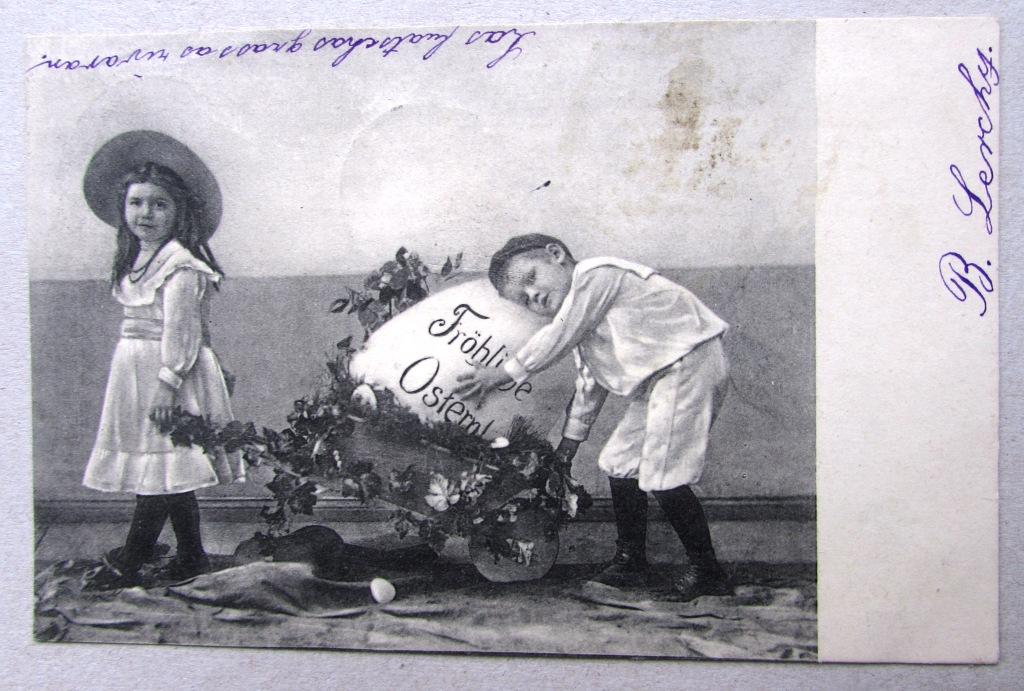 Девочка и мальчик везут большое пасхальное яйцо Штемпель 1904
