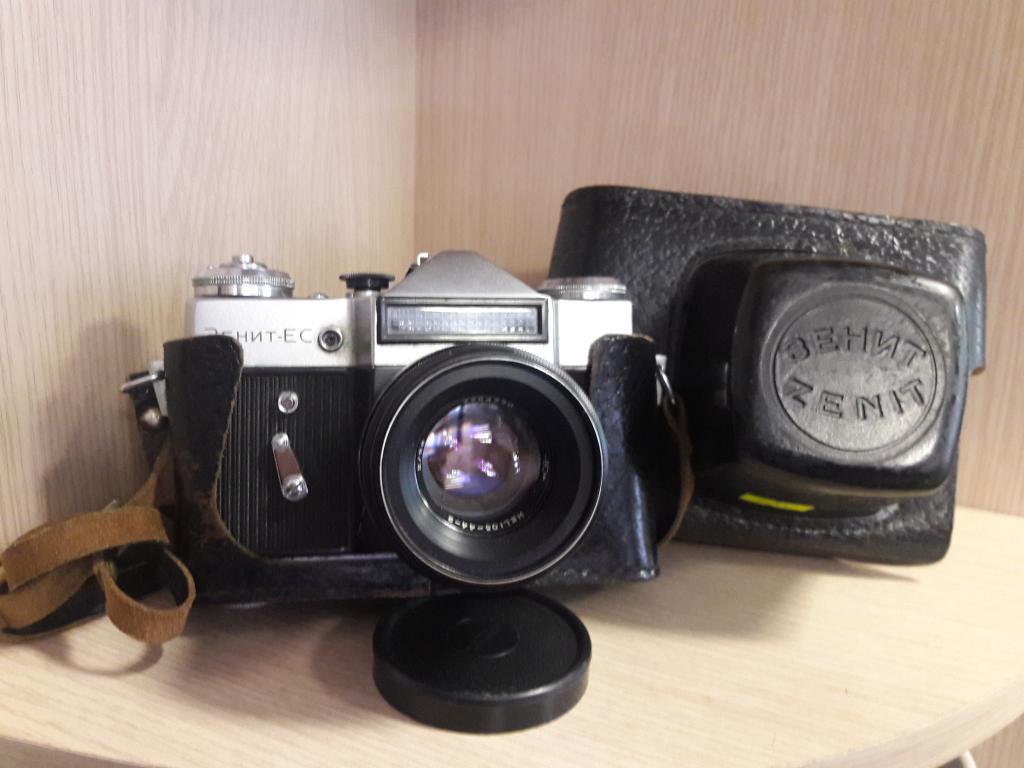 Фотоаппарат " Зенит - ЕС ". Обьектив Гелиос-44-2. Номер 7764770.