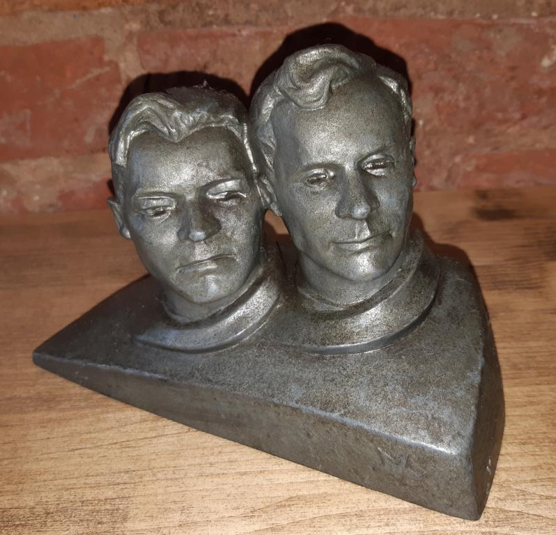 Бюст. Летчиков космонавтов Андрияна Николаева и Павла Поповича. СССР. 1962 год. Шпиатр.