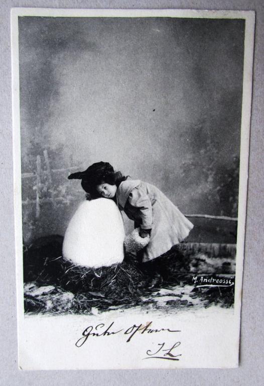 Девочка с муфтой прислушивается к большому яйцу Штемпель 1902