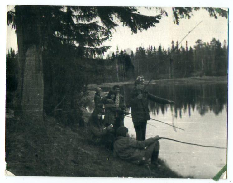 Советский быт студенты молодежь мода одежда в походе рыбалка 9 х 12 см