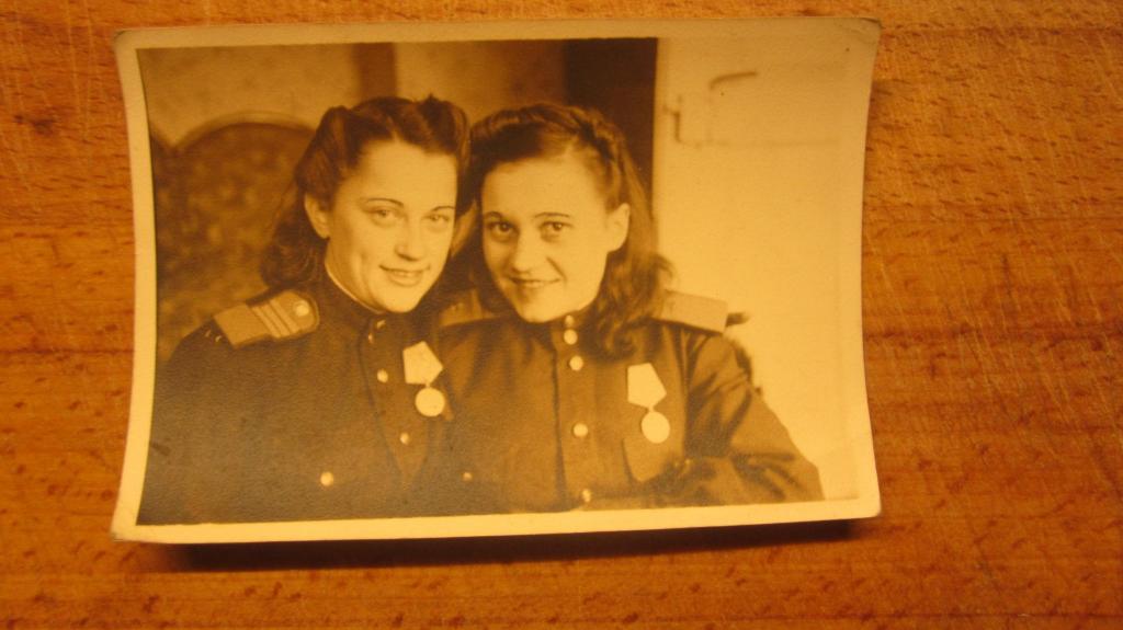 военное фото женщины " Старшие сержанты ,январь 1945 год , работая на кухне , Польша "