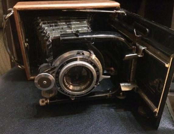 Старинный фотоаппарат