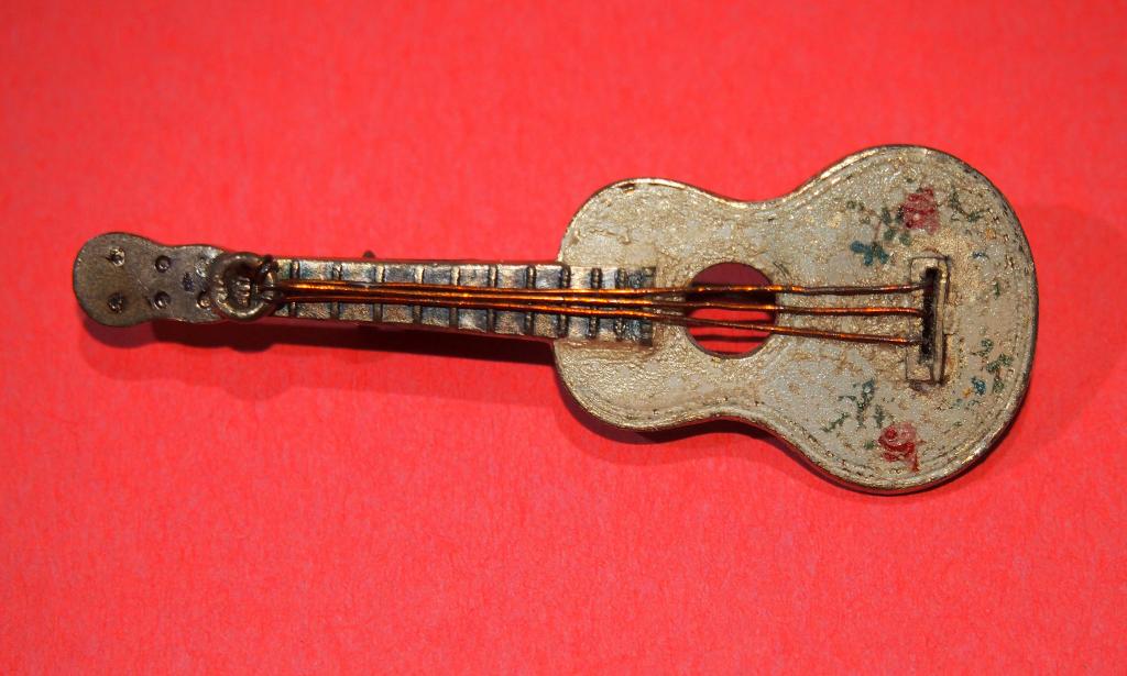 Старинная брошь - Музыкальный инструмент №2 - ГИТАРА - Франция Начало ХХ века - антикварная брошка