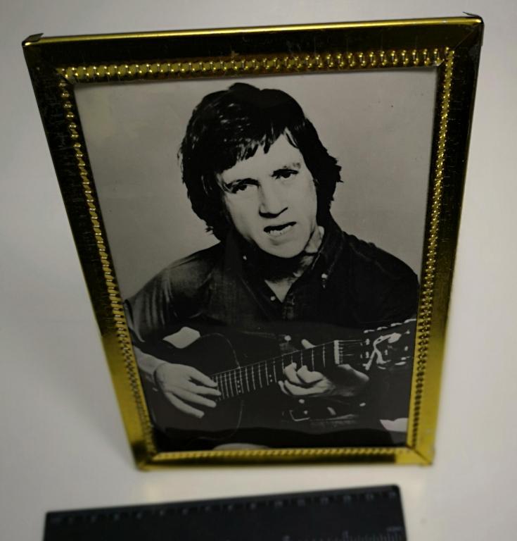 фотография Высоцкий в рамке гитара