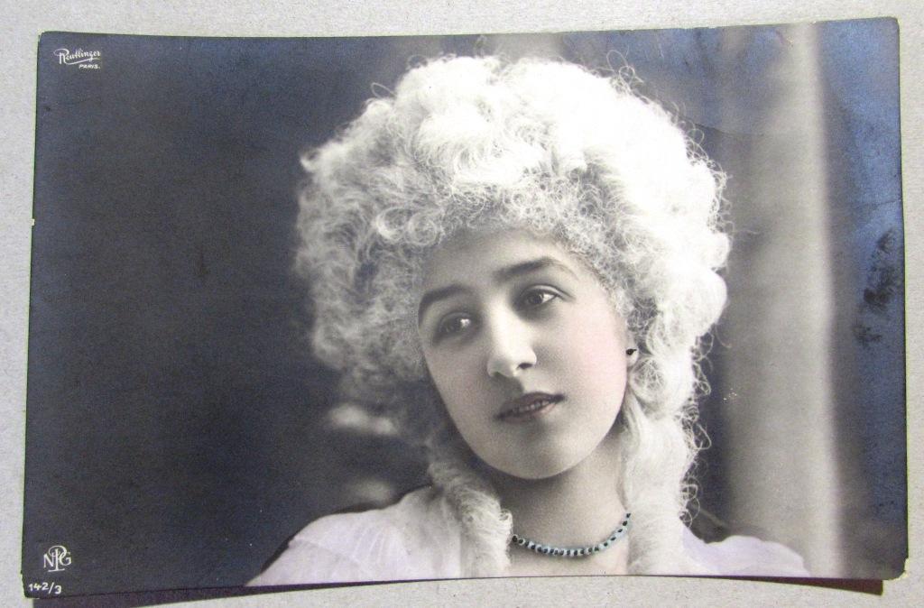 Девушка в белом парике Франция