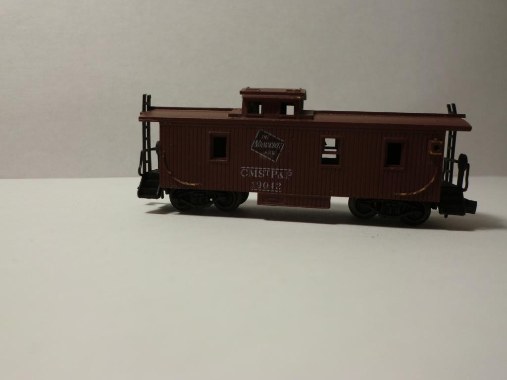 9мм.(N) вагон Кабуз "деревянный" Milwaukee Road,Arnold Rapido