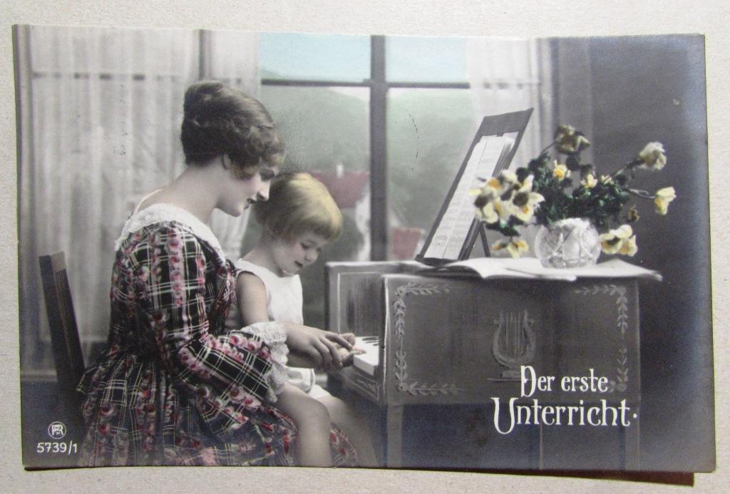 Мама с дочкой у клавесина Штемпель 1918