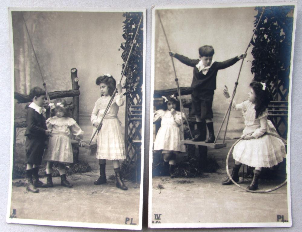 Дети у качелей