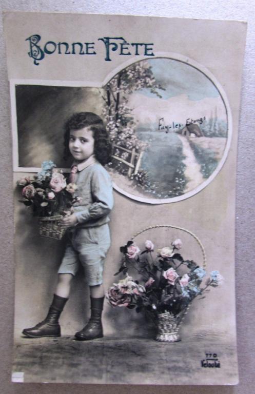 Мальчик в голубом костюме с корзинами цветов