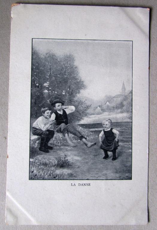 Мальчик играет на губной гармошке девочка танцует