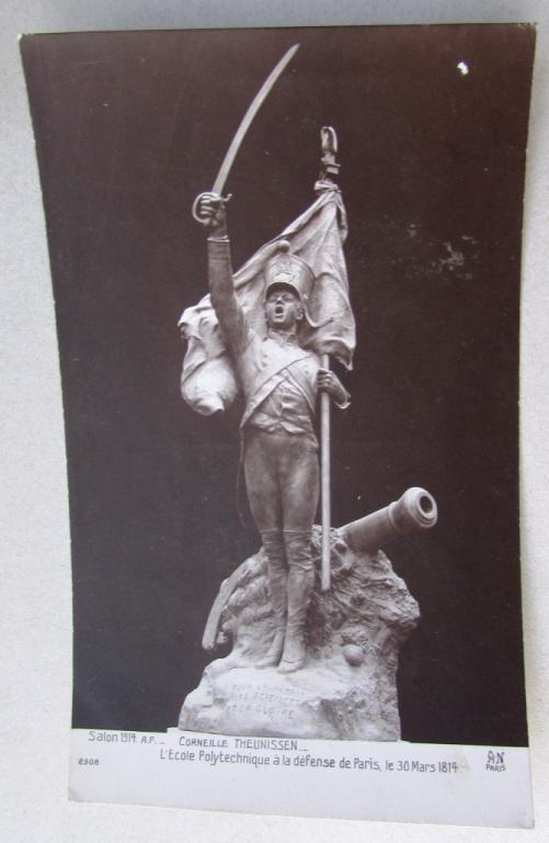 Солдат у пушки с знаменем и саблей салон 1914 Франция