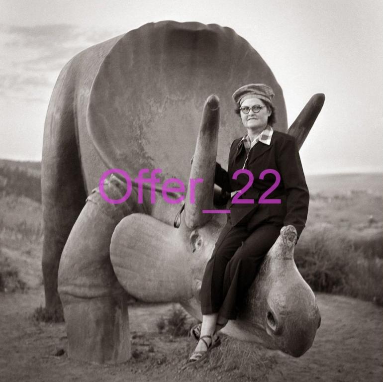 Фотография ретро ЖЕНЩИНА И ДИНОЗАВР КОПИЯ размер около: 15 х 15 см. Р106 