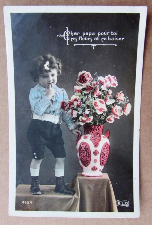 Мальчик у большой вазы с цветами