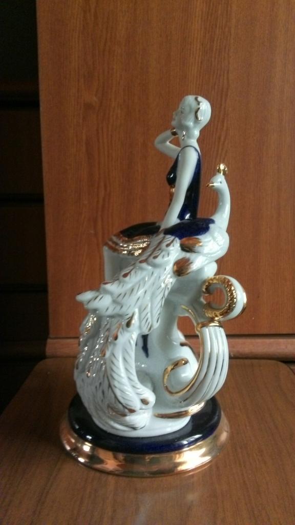 Статуэтка девушка с павлином