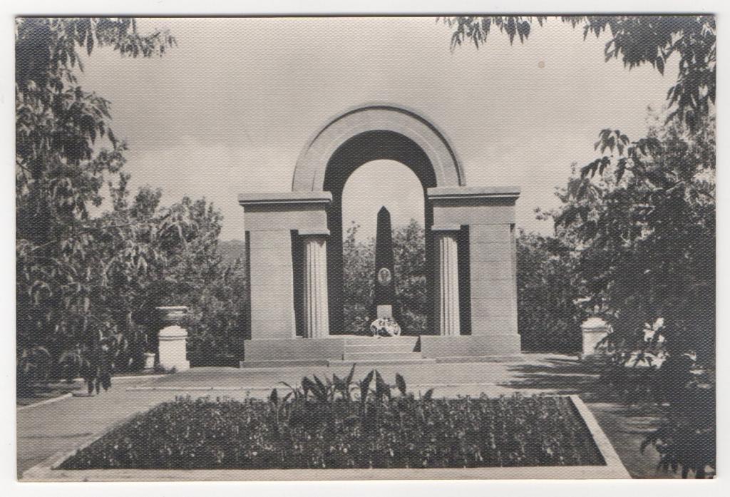 1963 г. Саратов. Памятник на могиле Н.Г. Чернышевского