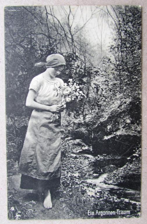 Босоногая девушка с букетом у ручья Штемпель 1917