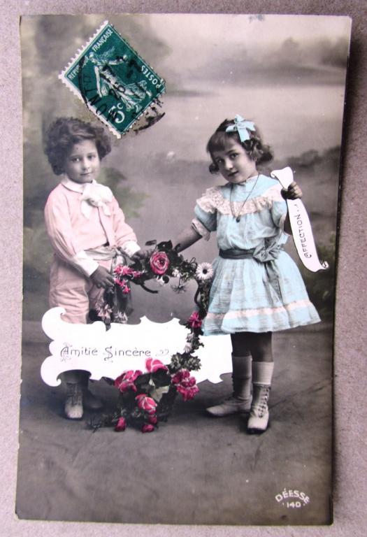 Нарядные дети с цветочной корзиной Штемпель 1911