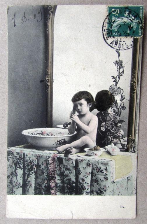 Ребенок у тазика для умывания на туалетном столике 2 Штемпель 1909