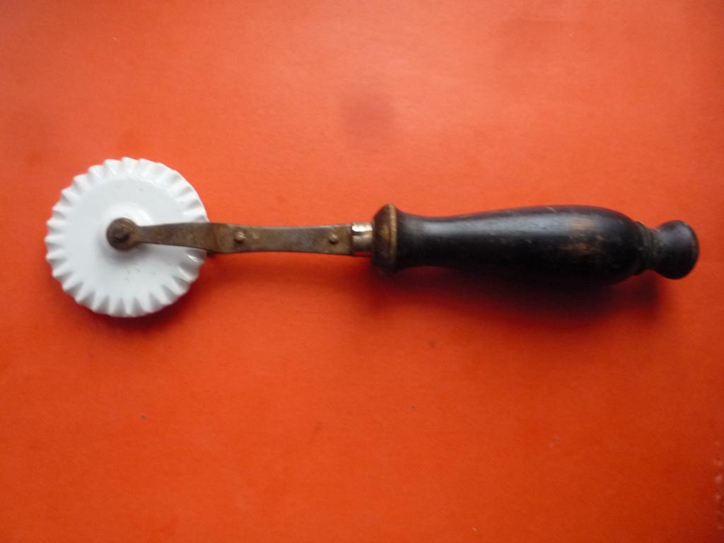 НОЖ СТАРИННЫЙ ДЛЯ ТЕСТА ФИГУРНЫЙ КУЛИНАРИЯ ФАРФОР ДЕРЕВО НАЧАЛО 20 в