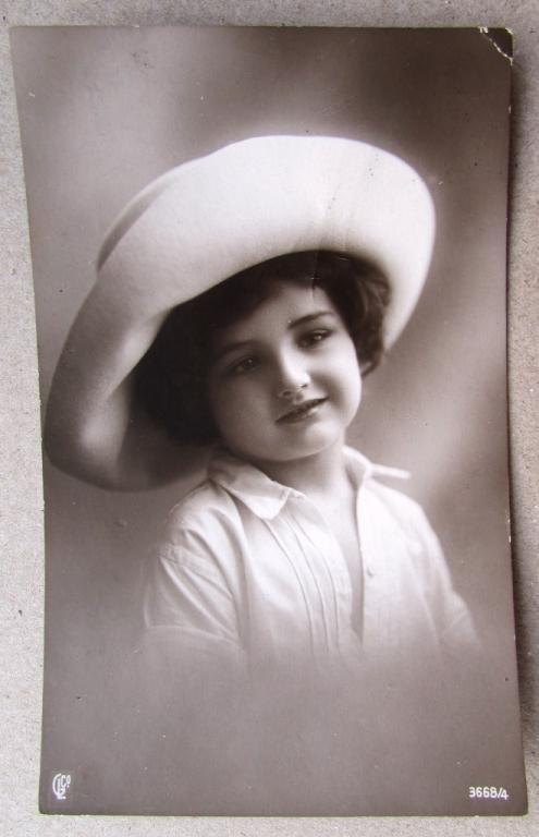 Девочка в широкополой шляпе Штемпель 1912