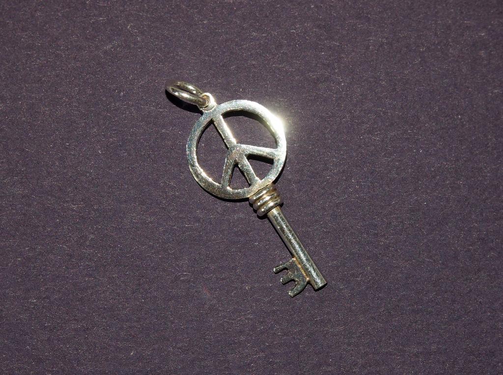 Серебряная подвеска пацифик. Серебряная подвеска пацифик. Кулон символ мира. Кулон 925 серебро пацифик. Пацифика кулон.