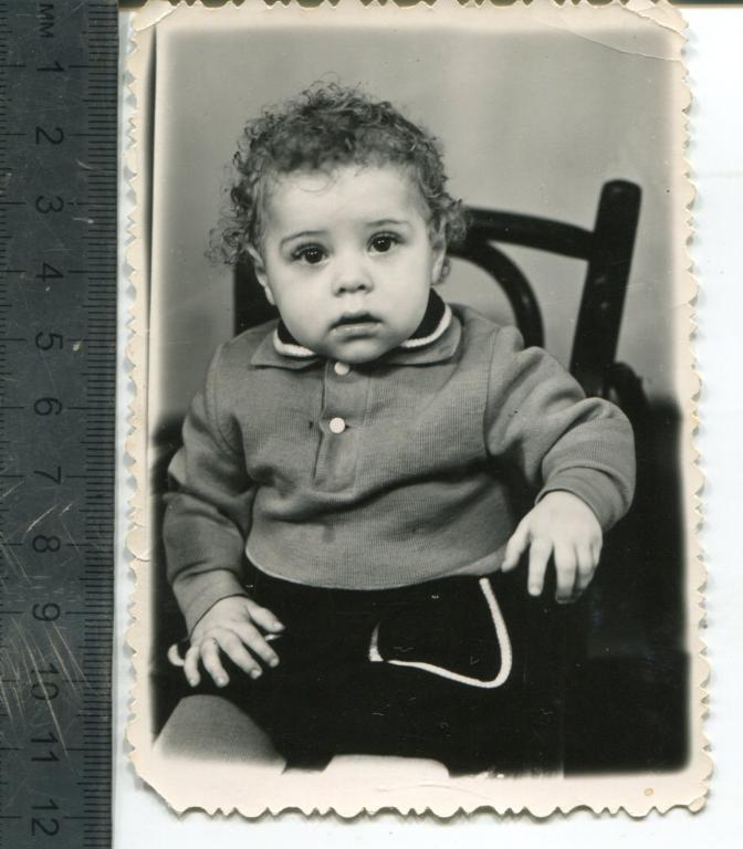 фотография дети  мальчик на стуле мода 1970-е годы