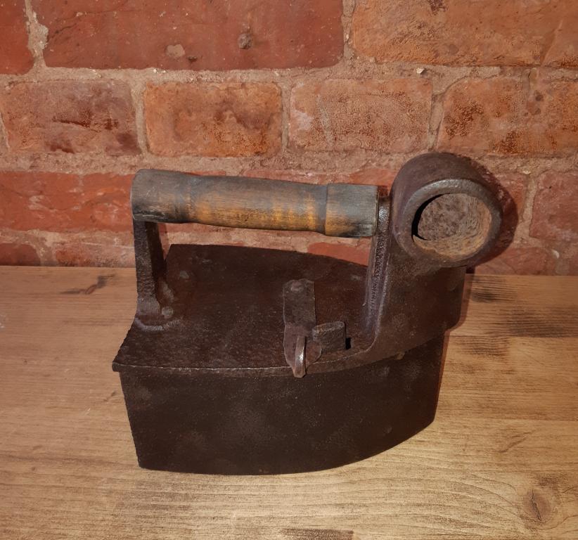 Угольный утюг с трубой. 19 век. Литьё.