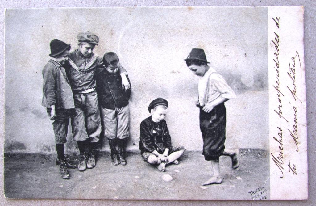 Мальчики за игрой на улице Штемпель 1902