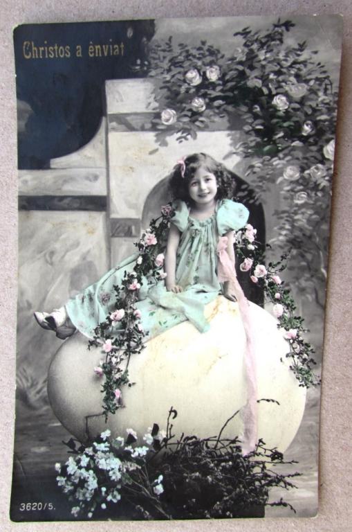 Девочка в голубом платье на большом пасхальном яйце