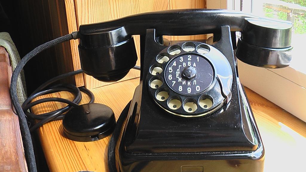 Телефон 30 отдела. Телефонный аппарат ретро. Настенный телефонный аппарат ретро. Телефонный аппарат 50-х годов. Бакелитовый телефонный аппарат.